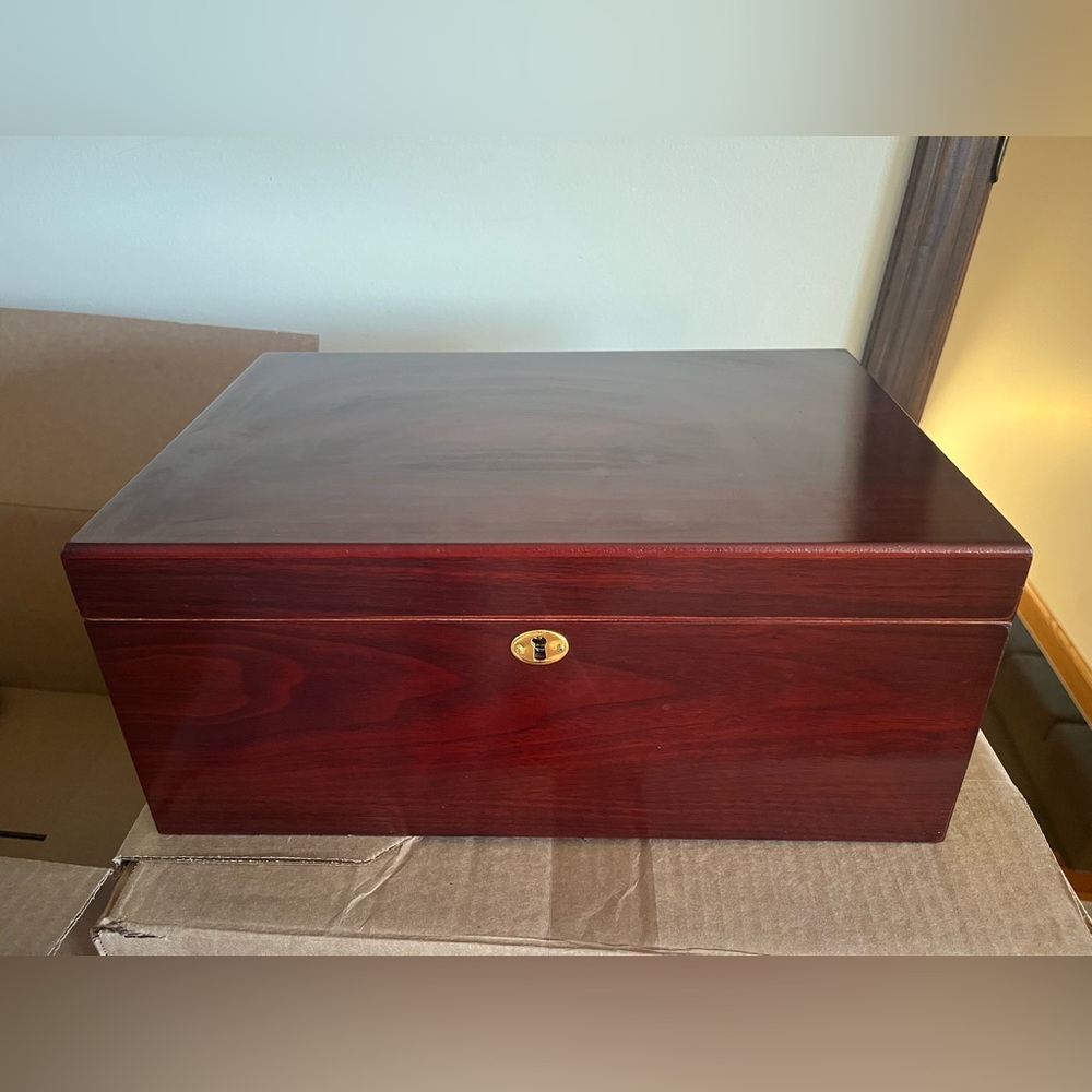 Cigar Humidor Wood Finish Locking Storage Box - Deep Mahogany